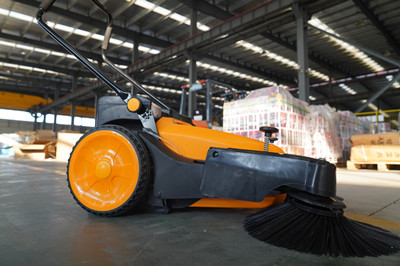 該怎么安全使用榮事達(dá)手推式掃地機(jī)